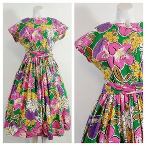 1950s Vibrant Vintage floral dress / 50s pink flower dress / 50s tea length dress / Lilly hibiscus flower print dress / glitterngoldvintage