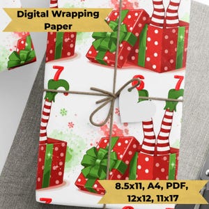 Pode incluir: Papel de embrulho digital com um design natalino. O padrão inclui caixas de presente vermelhas com laços verdes, pernas de elfo e flocos de neve em um fundo branco. O texto "Digital Wrapping Paper" está em uma faixa dourada.