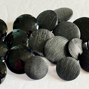 18 CT Vintage Black Shank Buttons
