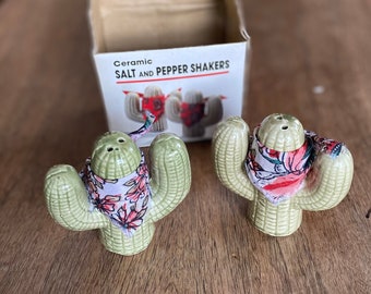 Vintage cactus salt and pepper shakers / ceramic cactus s&p set /