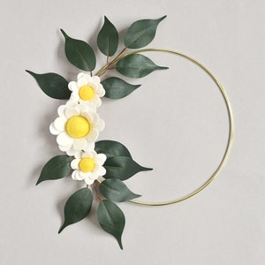 Daisy Baby Monthly Milestone Blanket Number Marker, Floral Hoop Wreath, Baby Girl Gold Milestone Ring, Age Blanket Wreath Prop, Felt Daisies