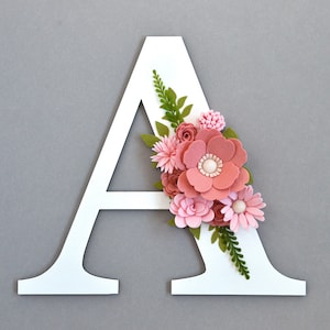 Letra floral, letra de flores para habitación de bebé, decoración rosa ruborizada, letra de pared personalizada, monograma para niña, letrero inicial de madera, decoración rosa y blanca para niña.