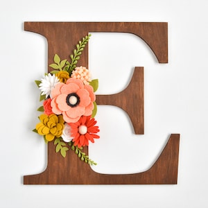 Letra de madera con flores, guardería en color melocotón y gris, monograma floral personalizado, decoración de puerta de dormitorio, letra con flores, letrero inicial, arte de pared para niña