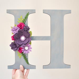 Letra floral, letra de flores para guardería, decoración en morado y rosa, letra de pared personalizada, monograma para niña, letrero inicial de madera, letrero para puerta de dormitorio