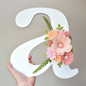 Letra floral, letra de flores para habitación de bebé, decoración rosa ruborizado, letra de pared personalizada, monograma para niña, letrero inicial de madera, decoración rosa claro para niña