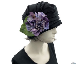 Jaren 1920 Cloche Hat, Zwart Fluwelen Hoed met Afneembare Paarse Hortensia Broche, Handgemaakt in de VS, Chemo Hoofddeksels