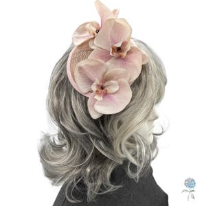 Jasnoróżowy Fascynator, Elegancki Fascynator z Orchideą: Eleganckie Nakrycie Głowy na Wyścigi, Śluby, Imprezy Ogrodowe
