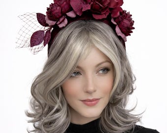 Bourgondische bloemen tovenaar hoofdband – handgemaakte derbyhoed en bruiloftsgast hoofddeksel, vintage stijl hoedenmakerij