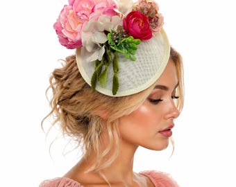 Fascinator floreale fatto a mano: cappellino da tè per invitati a matrimoni, color rosa crema e avorio.