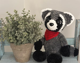 Süßer Waschbär mit Bandana gehäkelt Plushie Handgemachtes Stofftier Amigurumi Plüsch (MADE TO ORDER)