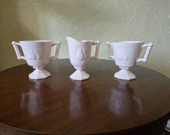 Set mit 3 Jeanette Pink Shell Milchglas Milchkännchen und 2 Zucker Sockelgläser mit Birnendesign. So hübsch. Auf jeden Fall hübsch in rosa