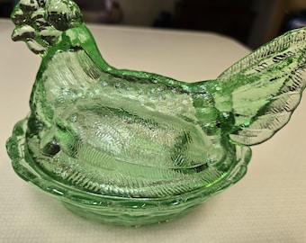 Gallina vintage L.G. Wright in vetro verde uranio con coda biforcuta, alta 15 cm, su un nido. Nessun difetto!