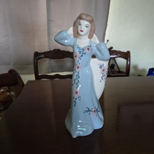 Esta es una hermosa dama con vestido azul, hecha en cerámica Weilware de California, jarrón n.° 4026. Mide 28 cm de alto y fue hecha en la década de 1940.