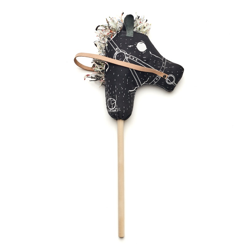 Black Baby Horse On A Wood Stick Bébé Cheval Noir Sur Image 0