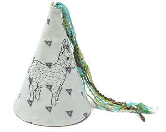 Fabric party hat with donkey print /// Chapeau de fête en tissu avec sérigraphie d'un âne