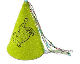 Fabric party hat with otter print /// Chapeau de fête en tissu avec sérigraphie de loutre