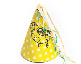 Fabric party hat with bird print /// Chapeau de fête en tissu avec sérigraphie d'oiseau