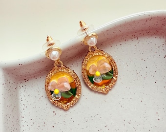 Pendientes de perlas florales esmaltadas: joyería floral dorada hecha a mano