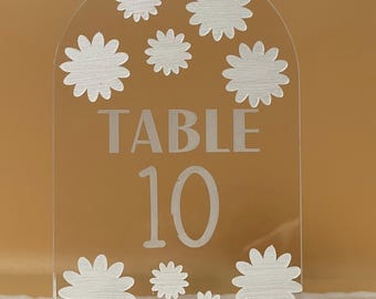 Ein Set aus 10 weißen Wildblumen Tischnummern