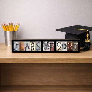 Puede incluir: Un marco negro rectangular que contiene una serie de im&aacute;genes cuadradas que forman el texto CLASS OF 2027. Cada letra y n&uacute;mero est&aacute; formado por diversas herramientas de metal, incluyendo llaves, pernos y cadenas sobre distintos fondos.