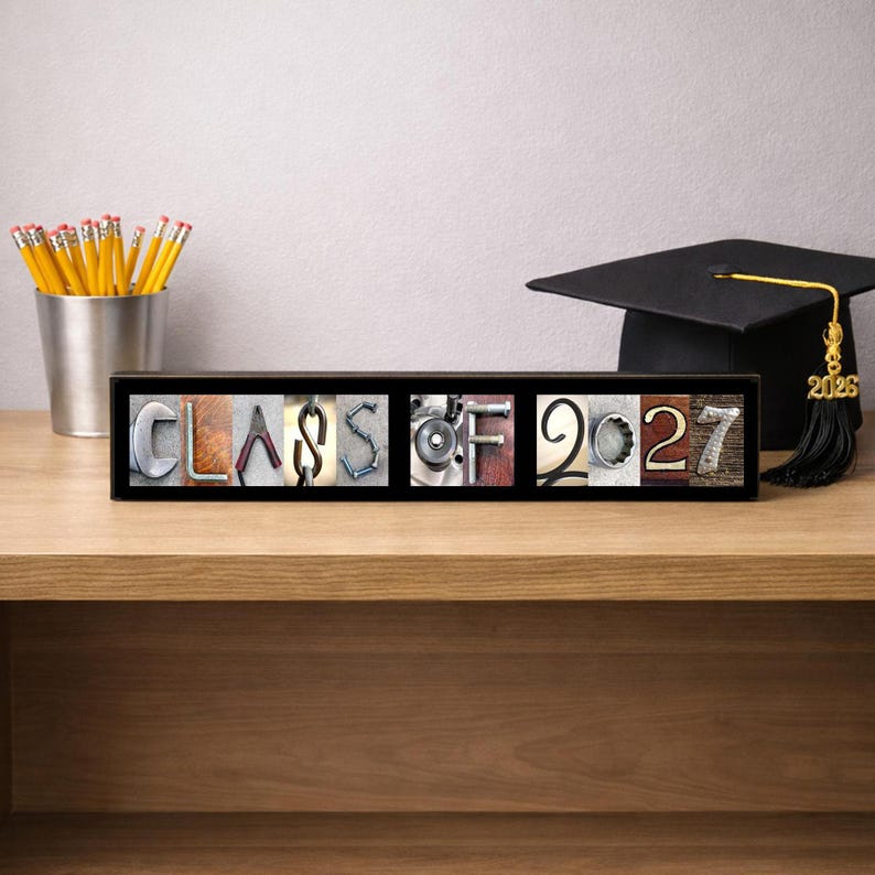 Puede incluir: Un marco negro rectangular que contiene una serie de im&aacute;genes cuadradas que forman el texto CLASS OF 2027. Cada letra y n&uacute;mero est&aacute; formado por diversas herramientas de metal, incluyendo llaves, pernos y cadenas sobre distintos fondos.