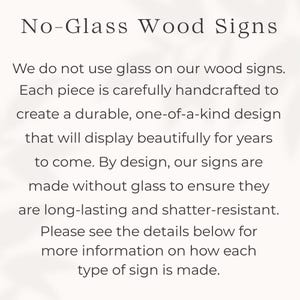 Puede incluir: Texto sobre un fondo crema: "No-Glass Wood Signs". El texto de abajo indica que los letreros de madera est&aacute;n hechos a mano, son duraderos y est&aacute;n hechos sin vidrio para garantizar que sean duraderos y resistentes a la rotura.