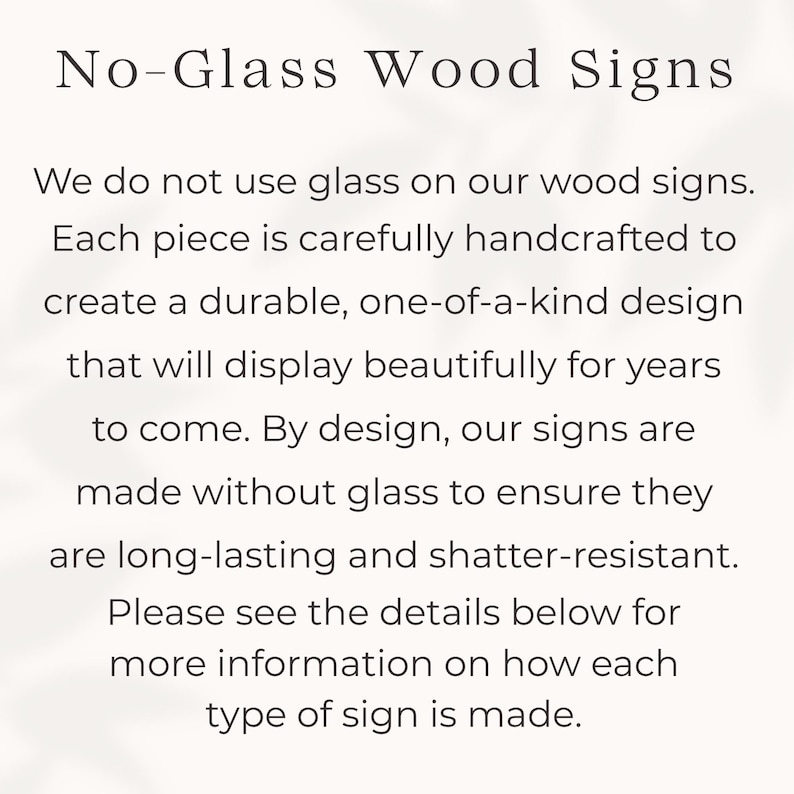 Puede incluir: Texto sobre un fondo crema: "No-Glass Wood Signs". El texto de abajo indica que los letreros de madera est&aacute;n hechos a mano, son duraderos y est&aacute;n hechos sin vidrio para garantizar que sean duraderos y resistentes a la rotura.
