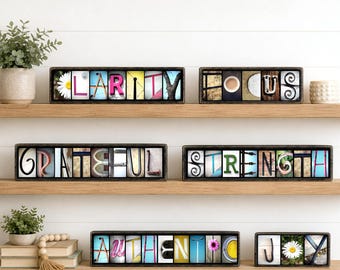 Arte de palabras, palabras de madera, letreros de madera con palabras, palabras de madera en miniatura, arte de letras con fotografías, arte de pared con el abecedario, imágenes con letras en letreros pequeños, fotografía de letras
