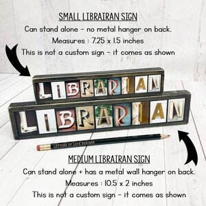 Puede incluir: Dos letreros de madera con la palabra "LIBRARIAN" en letras de bloque. El letrero m&aacute;s peque&ntilde;o mide 18,4 x 3,8 cm, y el m&aacute;s grande mide 26,7 x 5,1 cm. Los letreros tienen un aspecto r&uacute;stico y envejecido. Un l&aacute;piz est&aacute; delante.