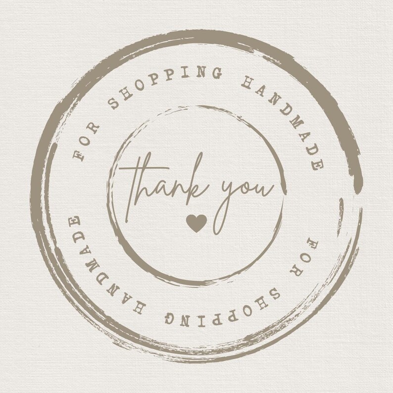 Puede incluir: Un sello circular de color beige con las palabras "FOR SHOPPING HANDMADE" que circundan el borde exterior. Las palabras "thank you" est&aacute;n escritas en cursiva en el centro, con un peque&ntilde;o coraz&oacute;n debajo. El sello tiene un aspecto desgastado.