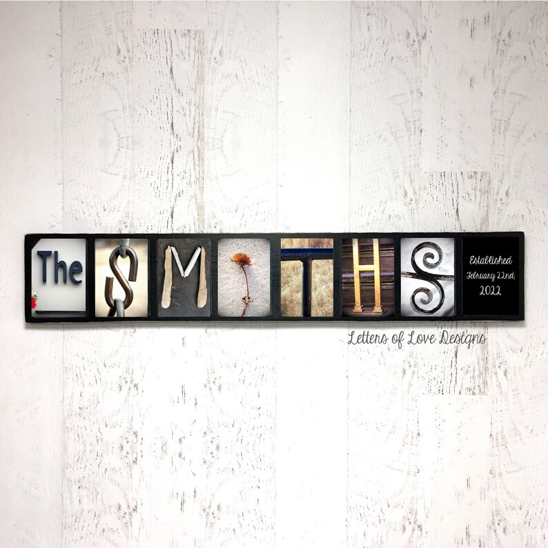 Puede incluir: Un letrero de madera negro con el nombre "The Smiths" deletreado en letras individuales. Cada letra tiene un dise&ntilde;o &uacute;nico, incluyendo una cadena, una flor y una "S" decorativa. El letrero tambi&eacute;n incluye el texto "Established February 22nd 2022".