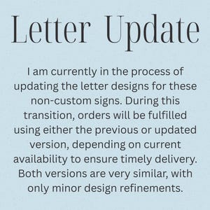 Puede incluir: Texto sobre un fondo azul claro que dice "Letter Update". El texto explica que los dise&ntilde;os de letras para letreros no personalizados se est&aacute;n actualizando. Los pedidos utilizar&aacute;n la versi&oacute;n anterior o la actualizada.
