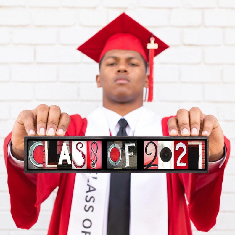 Puede incluir: Un marco negro rectangular que contiene una serie de im&aacute;genes cuadradas que forman el texto CLASS OF 2027. Cada letra y n&uacute;mero est&aacute; formado por objetos que se asemejan a los caracteres, sobre un fondo rojo y blanco con tem&aacute;tica de graduaci&oacute;n.