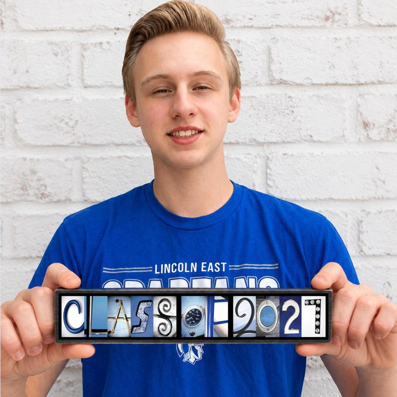 Puede incluir: Un marco rectangular negro que contiene una serie de azulejos cuadrados individuales con letras y n&uacute;meros que forman la palabra CLASS 2027. Cada azulejo presenta una imagen fotogr&aacute;fica &uacute;nica en azul y blanco que forma los caracteres.