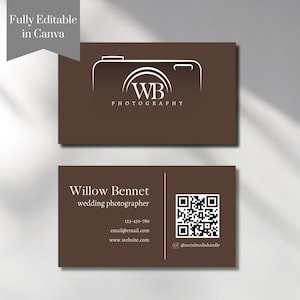 Könnte beinhalten: Braune Visitenkarte mit weißem Text und einem Kamerasymbol. Der Text lautet "WB Photography" und "Willow Bennet Hochzeitsfotograf". Die Karte enthält außerdem eine Telefonnummer, eine E-Mail-Adresse, eine Website-Adresse und einen QR-Code.