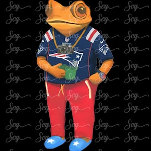 Puede incluir: Una rana de dibujos animados con una camiseta de los Patriots, pantalones de chándal rojos y zapatillas azules con estrellas. La rana tiene una cámara y una taza verde. El fondo es negro con un diseño de guión repetido.