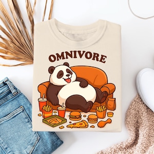 Camiseta de panda omnívoro / Divertida camiseta gráfica de panda perezoso comiendo comida chatarra / Bonita camiseta de dibujos animados de animales, regalo para amantes de la comida y teleadictos