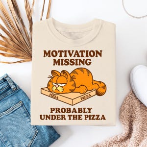 Shirt Lazy Orange Cat Funny Pizza Lover Tee "Motivatie ontbreekt waarschijnlijk onder de pizza" schattig cartoon katten T-shirt voor ontspannen sfeer