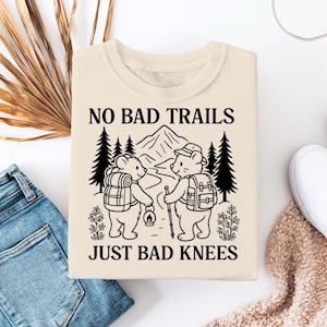 Lustiges Wander-Shirt | Keine schlechten Spuren, nur schlechte Knie T-Shirt | Bär Wanderer Camping Tee | Outdoors Humor Geschenk für Naturliebhaber & Wanderer