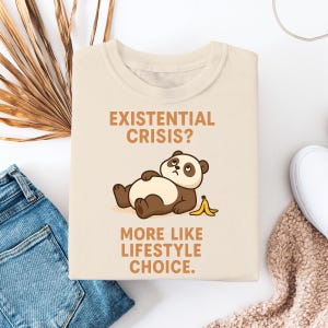 Camiseta divertida de panda con mensaje "Crisis existencial, más como una elección de estilo de vida", linda camiseta de animal perezoso, regalo humorístico de salud mental, camiseta con estado de ánimo identificable