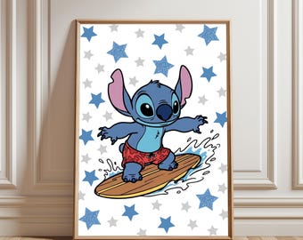 Póster de Stitch surfeando. Lindo póster de Stitch surfeando. Arte de pared de Stitch surfeando. Estampado de Stitch en la playa. Decoración infantil de Disney para niños. Descarga imprimible.