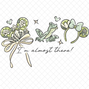 Peut inclure: Illustration avec une grenouille, un serre-tête avec des oreilles de souris et un motif floral. Le serre-tête et les oreilles sont vert clair avec un nœud. La grenouille est vert clair. Le texte "I'm almost there!" est écrit en cursive.