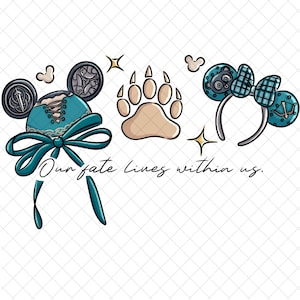 以下が含まれることがあります： 水色のミッキーマウスの耳のカチューシャ、リボン、クマの足跡、装飾要素のイラスト。「Our fate lives within us」というテキストは筆記体で書かれています。カチューシャは航海をテーマにしています。