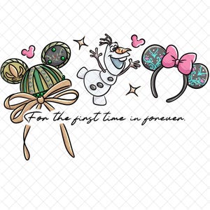 Puede incluir: Ilustración con diademas de orejas de Mickey Mouse, Olaf el muñeco de nieve, y la frase "For the first time in forever." Las diademas presentan varios diseños, incluyendo un lazo rosa y detalles verdes y dorados.