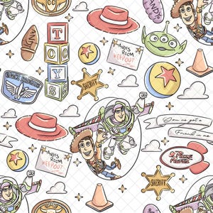 Könnte beinhalten: Ein sich wiederholendes Muster mit Figuren und Elementen aus dem Animationsfilm Toy Story. Das Design umfasst Woody, Buzz Lightyear, die kleinen grünen Männchen, Sheriff-Abzeichen und das Pizza Planet-Logo auf weißem Hintergrund.