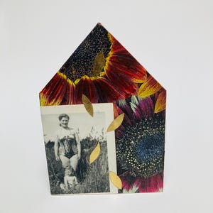 Escultura de casa espiritual hecha con la técnica del collage: imágenes encontradas, fotografía antigua, arte de libros, girasoles, sobre antiguo.