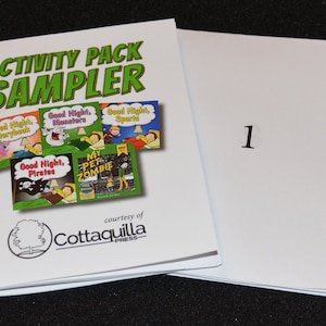 Può includere: Un opuscolo di campionatura di un pacchetto di attività verde e bianco con il titolo "ACTIVITY PACK SAMPLER" e il testo "courtesy of Cottaquilla Press". L'opuscolo presenta cinque copertine di libri con i titoli "Good Night, Storybook", "Good Night, Monsters", "Good Night, Pirates", "My Pet Zombie" e "Good Night, Sports".