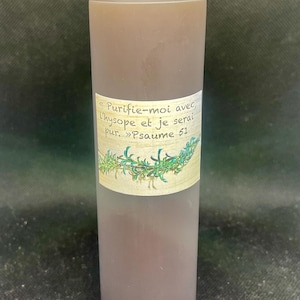 Puede incluir: Una botella cilíndrica alta de plástico translúcido llena de un líquido parduzco. Cuenta con una tapa abatible transparente y una etiqueta rectangular con una ilustración de hisopo verde y el texto: Purifie-moi avec l'hysope et je serai pur. Psaume 51.