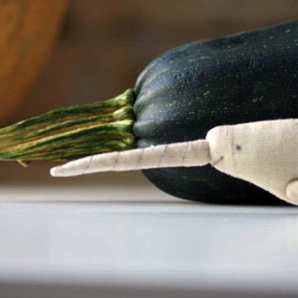 Escultura de narwhal blando lino