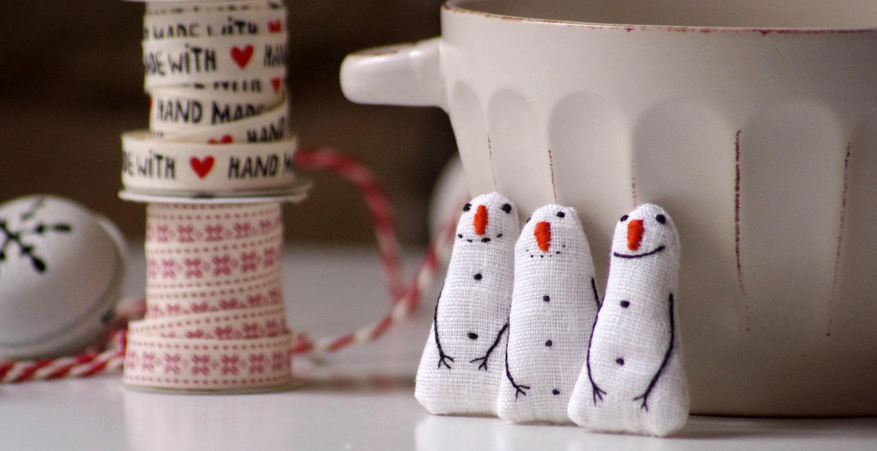 Ornements de Vacances. Un Ensemble 5 Bonhomme Neige. Ornements. Jouet d'arbre Noel. Neige.